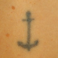 Una semplice ancora nera tatuata
