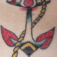 Le tatouage d'un joli ancre multicolore