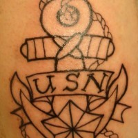 Tatuaje Ancla con la abreviatura de Marina de los Estados Unidos