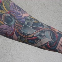 Le tatouage d'ancre de tout le bras en couleur