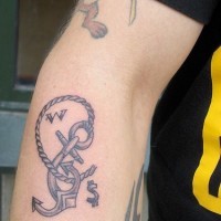 Le tatouage d'ancre avec une corde sur le bras