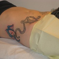 Schönes Anker Tattoo am Bauch