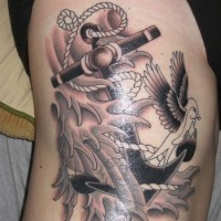 Le tatouage d'ancre avec le moineau en tempête