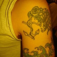 Ancora con alga tatuati sul deltoide