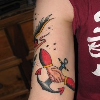Tatuaje en el brazo Ancla con el apretón de manos