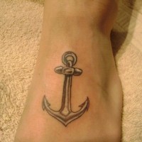 Carino tatuaggio ancora sulla gamba