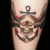 Le tatouage de la crâne aillée en vol avec un ancre sur le fond