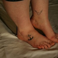 Kleine weibliche Tattoo mit Anker an Füßen