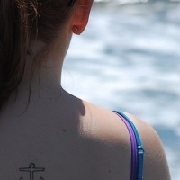 Semplice ancora tatuata sulla schiena