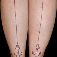 Tatuaje en ambos piernas Anclas con las líneas