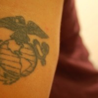 Le tatouage d'emblème avec un aigle sur la Terre