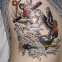 Tatuaggio della ancora nelle onde con uccello colorato