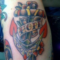 Le tatouage d'ancre avec le mot espoir