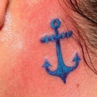 Tatuaje detrás de la oreja Pequeña ancla azul