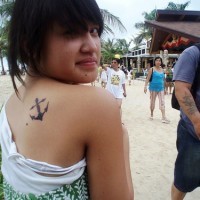 Tatuaje en la espalda de una chica Ancla sencilla