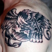 Le tatouage d'aigle tenent une planète et un ancre sur l'épaule
