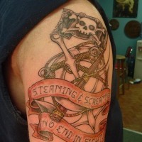 Tatuaje en el hombro Barco pirata con la inscripción Steaming and screaming