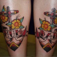 Tatuaje en ambos piernas Anclas con flores para mamá y papá