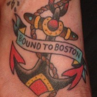Tatuaje en el pie Ancla con inscripción Bound to Boston