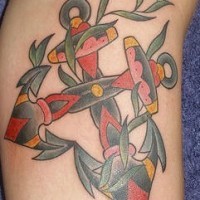 Le tatouage de deux ancres faisant un croix dans une algue