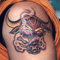 Toro diavolesco tatuato sul deltoide