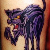 Arrabbiato gatto viola attacca tatuato