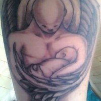 Tattoo von mystischem Engel und Babys Namen am Unterarm