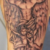 Tatuaje en tinta negra de ángek masculino y dos niños
