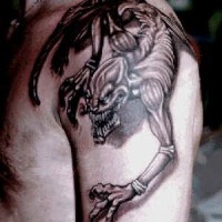 tatuaje en el hombro de demonio arrastrándose