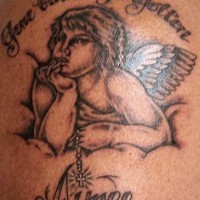 el tatuaje conmemorativo de un angel, un nombre y la frase 