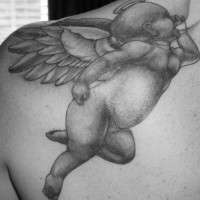 Tatuaggio non colorato sulla spalla l'angioletto