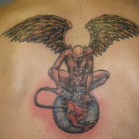 Un Ange déchu assis sur la planète tatouage coloré