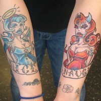 Les tatouages de filles contraires bonne et méchante sur les deux armes