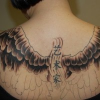 Tatuaje Las alas negras con los jeroglíficos asiáticos