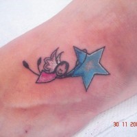 Ange de dessin animé tenant une étoile le tatouage