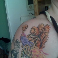 Ange en couleur tatouage sur l'épaule