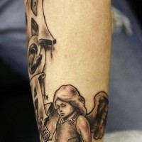 L'ange protégeant une petite fille le tatouage