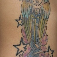 Gesichtoser Engel mit Schwert Tattoo in Farbe