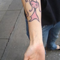 Tatuaje en el brazo Hada de color rosa con estrellas