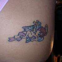 Chérubin tatouage couché avec le croix en couleur