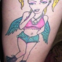 Eccentrica ragazza con le ali tatuata