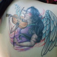 Une fille angélique jouant sur un violon tatouage