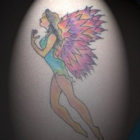 Une fée aux ailes pourpre tatouage coloré