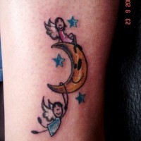 Tatuaje Ángeles de dibujos animados jugando con la media luna