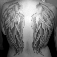Tatuaje en la espalda Alas de ángel con buenos detalles