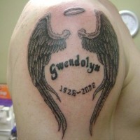 Tatuaje en memoria de amor con las alas