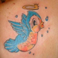 Petit oiseau coloré avec le tatouage de nimbe