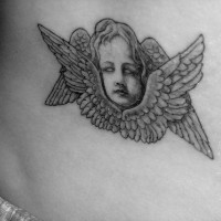 Visage d'enfant tatouage avec deux pairs de ailes