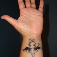 Minimalistisches Tattoo mit Engel am Handgelenk
