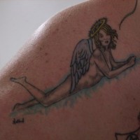 Tatouage d'ange nu couché avec ses pieds en haut